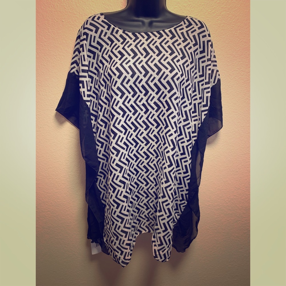 NWT Black and White  patterned Coverup 👙